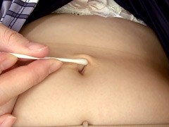 恥ずかしがる女の子たちのおへその穴
