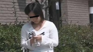 シャツに虫が〜悪戯!街行く娘のシャツに虫を投入〜