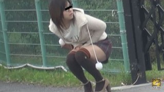 盗撮　おもらし野外恥辱　～汚れたパンツに接近～　VOL.1