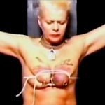 乳刺し凌辱