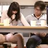 机の下で手を出したら感じてきた女友達