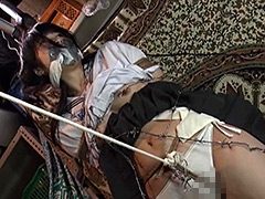 猿轡を噛まされうめき声をあげる女達